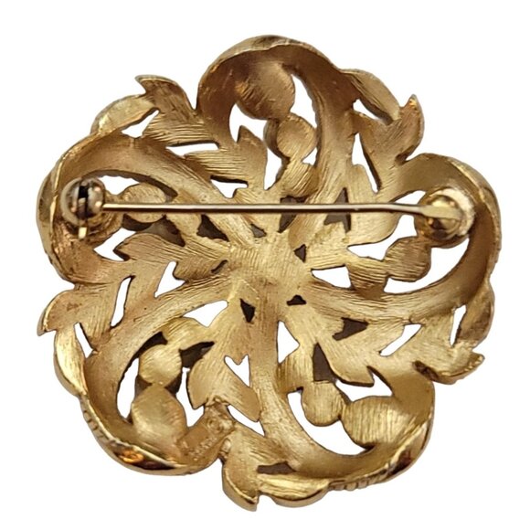 Trifari Crown Over T Gold Tone Faux Pearl Laurel Leaf Round Brooch, Signed M747 - Picture 4 of 7